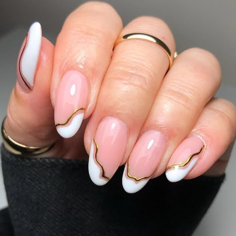 Gold Nail Detail, Gold Trim Nails, Gold Biab Nails, Biab Nails Inspiration Almond, Nails Gold Detail, Nails With Gold Detail, Chrome Detail Nails, Hen Do Nails Ideas, Subtle Gold Nails