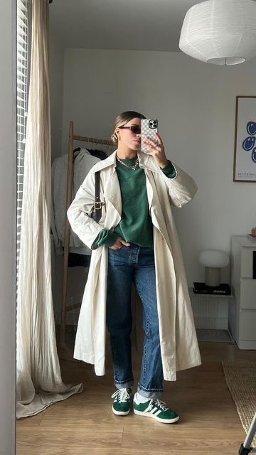 Sweatshirt And Trench Coat, Colorful Gazelle Outfit, Charlotte Olivia Outfits, Trench Coat Fall Outfit, Fall Outfits Trench Coat, Green Trainers Outfit, Adidas Gazelle Green Outfit, Green Gazelle Outfit, Colorful Autumn Outfits