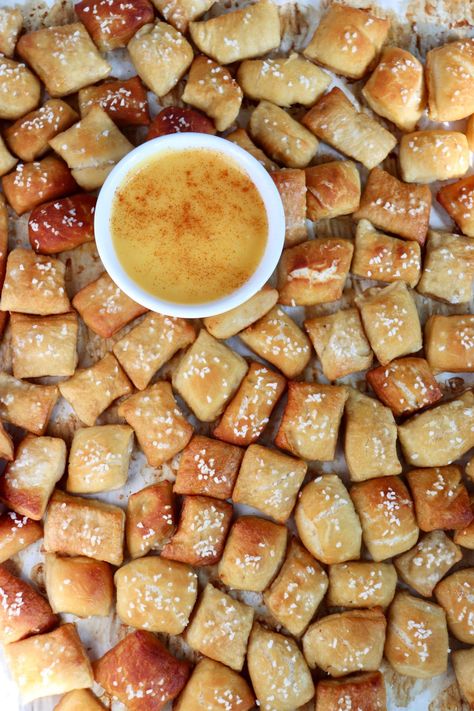 Soft Pretzel Bites with Vegan Cheese Sauce – Six Vegan Sisters Vegan Pretzel Bites, Vegan Pretzel Recipe, Pretzel Bites With Cheese Sauce, Six Vegan Sisters, Pretzel Recipes, Broccoli Recipes Side Dish, Soft Pretzel Bites, Pretzel Bites Recipes, Cinnamon Sugar Pretzels