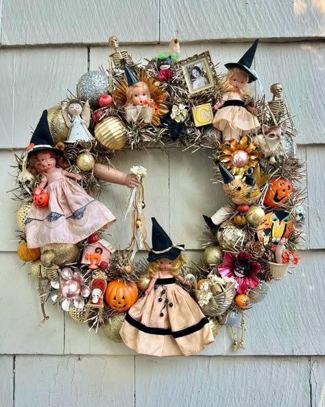 ChristmasOnBelmont | Happy October!🧡🖤🧡🖤🧡 Here’s a cute wreath for a special friend in California. I still have a few more touches to add, but, it’s almost… | Instagram Vintage Halloween Crafts, Homemade Halloween Decorations, Diy Halloween Wreath, Beautiful Weekend, Halloween Crafts Decorations, Happy October, Vintage Halloween Decorations, Homemade Halloween, Fall Halloween Crafts