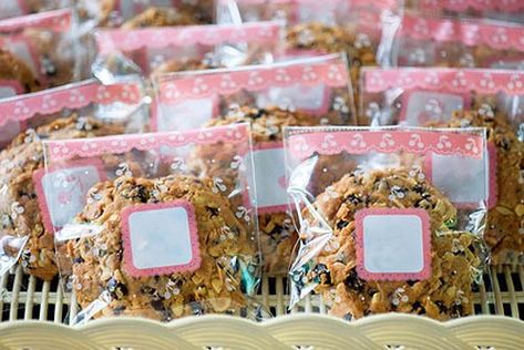 How To Package Cookies For A Bake Sale – Melanie Cooks Cookies Packaging Ideas Diy, Kids Bake Sale, Fundraiser Bake Sale, Package Cookies, Bake Sale Cookies, Bake Sale Desserts, Fundraiser Food, Bake Sale Treats, Individually Wrapped Cookies