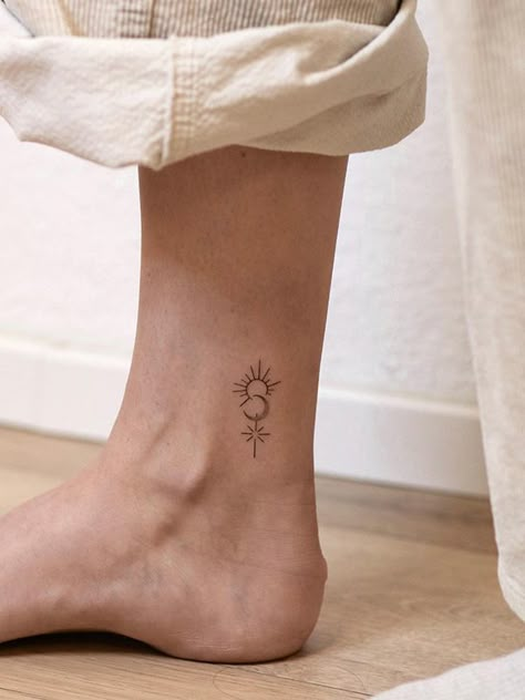 Mini Tattoos With Meaning, Sun And Moon Tattoo Designs, Feminine Moon Tattoo, Tattoo Sun And Moon, Nice Tatoos, Sun And Moon Tattoo Ideas, Mini Tattoo Ideas, Wind Tattoo, Eclipse Tattoo