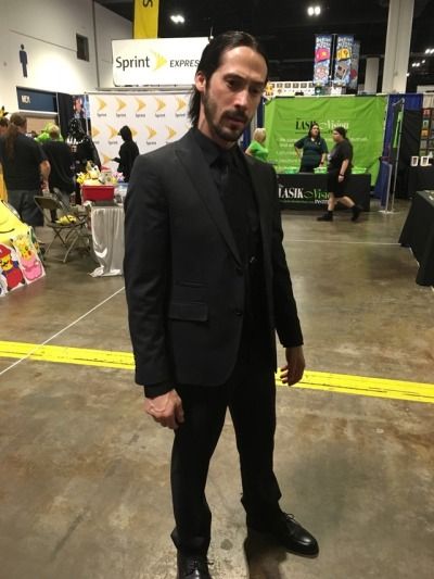 John wick John Wick Halloween Costume, John Wick Costume, John Wick Cosplay, Couples Halloween Outfits, Couples Halloween, Halloween Costumes For Girls, Couple Halloween, Bday Ideas, Keanu Reeves