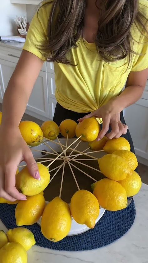 Lemon Centerpiece, Summer Table Centerpieces, Lemon Centerpieces, Fruit Centerpieces, Sogetsu Ikebana, Table Centerpieces Diy, Diy Table Decor, Tafel Decor, Table Decorating