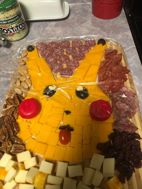 Pokemon Theme Food, Pokemon Birthday Theme Ideas, Pokemon Themed Party Food, Pokemon Charcuterie Board, Pokemon Party Snacks, Pokémon Birthday Food Ideas, Pikachu Fruit Platter, Pokémon Birthday Food, Pokémon Birthday Decor