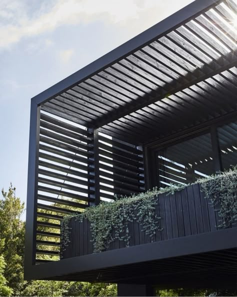 Fence Balcony, Balcony Fence Ideas, Balcony Fence, Contemporary Balcony, Modern Balcony, Steel Pergola, Shade House, Modern House Facades, Modern Exterior House Designs