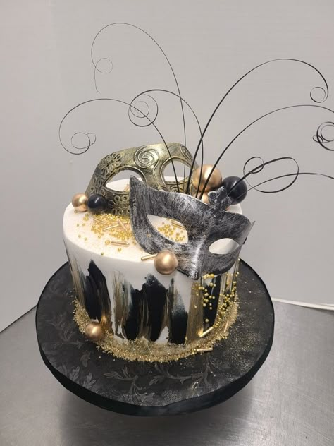 Masquerade Party Cake, Masquerade Party Themes, Sweet 16 Masquerade Party, Mascarade Party, Masquerade Cakes, Masquerade Decorations, Gatsby Birthday Party, Carnival Cakes, Masquerade Ball Party