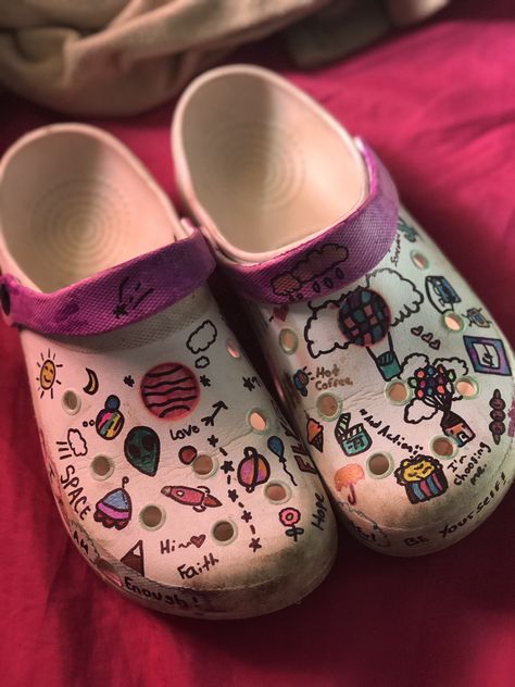 My crocs were ugly and plain so i did some cute doodles to shine them up 😁 Drawing On Crocs, Painted Crocs, Crocs Diy, Croc Accessories, Crocs Ideas, Shark Slippers, Custom Crocs, Croc Charms, Crocs Shoes