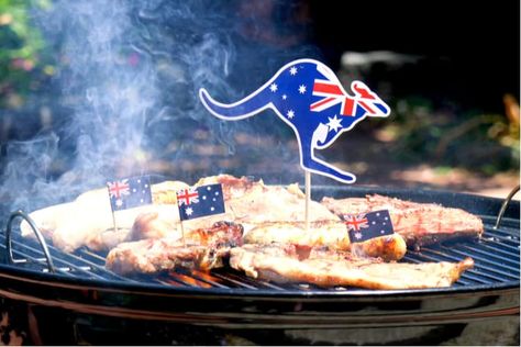 Australian Food - 15 Traditional Dishes to Eat in Australia Aussie Pie, Australian Bbq, Food Australia, New Year Food, Australian Restaurant, Cake Dip, Fairy Bread, Food Innovation, Chicken Parmigiana