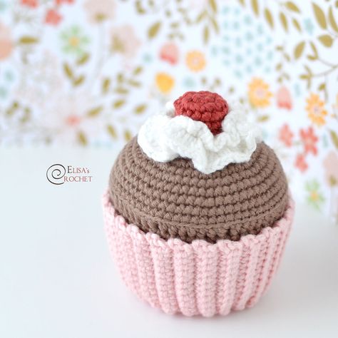 Birthday Cupcake Free Crochet Pattern By Elisa's Crochet Cupcake Crochet, Crochet Cake, Crochet Cupcake, Confection Au Crochet, Valentines Cupcakes, Pola Amigurumi, Crochet Food, Birthday Cupcake, Crochet Blog