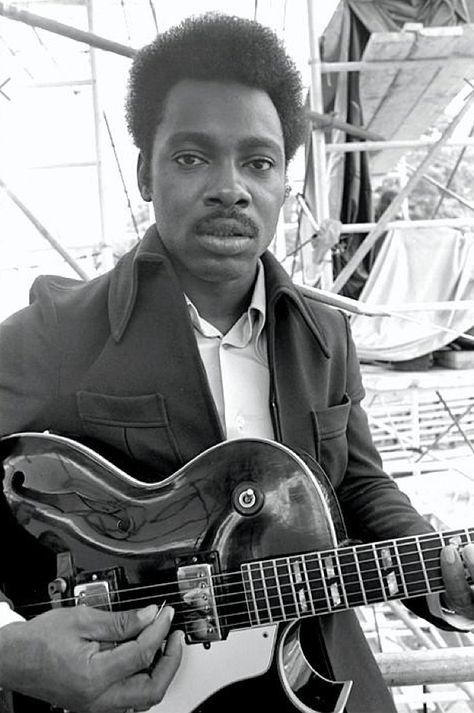 George Benson with his guitar. He's a very young man here. Photo Studies, George Benson, Jazz Artists, Jazz Funk, Soul Jazz, Guitar Players, Smooth Jazz, Jazz Musicians, Black Music