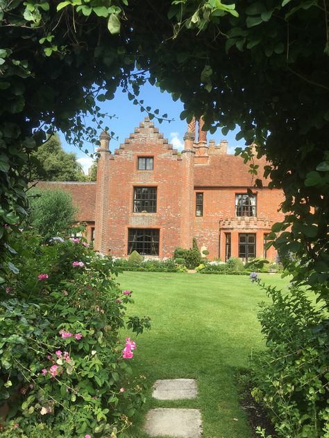 Chenies Manor 2018 Mansion Houses, Tudor Mansion, British Manor, Manor House Wedding, Events Business, Castles In England, Manor Wedding, Mansions Homes, Manor Houses