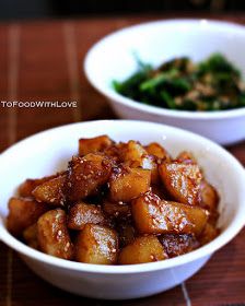 Korean Potato Side Dish, Gamja Jorim, Koreansk Mad, Korean Potatoes, Potato Side Dish, Korean Side Dishes, General Tso, Korean Cooking, Potato Sides