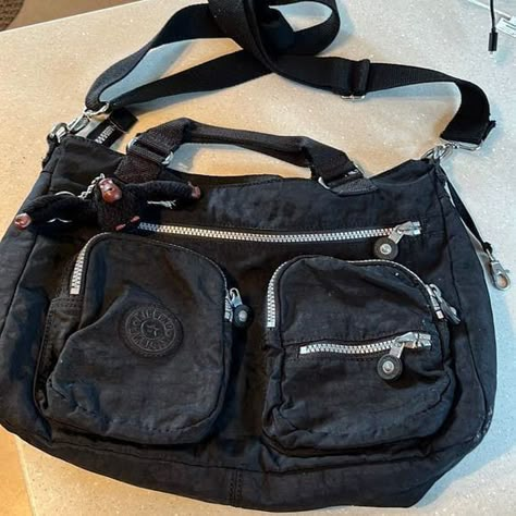 Kipling Messenger Bag Aesthetic, Messenger Bag Kipling, Kipling Messenger Bag, Kipling Bags Outfit Style, Kipling Bag Aesthetic, Kipling Backpack Aesthetic, Kipling Aesthetic, Mochila Kpop, Kipling Crossbody Bag