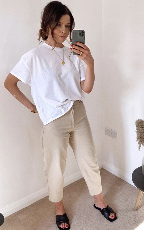 Mid Size Hot Weather Outfits, Minimalist Sporty Style, Minimal Work Outfit Summer, Summer Modern Outfits, Casual Minimalist Outfit Summer, Chic Minimalist Style Summer, Spring Minimalist Outfit, Minimal Summer Fashion, Minimalistic Summer Outfits