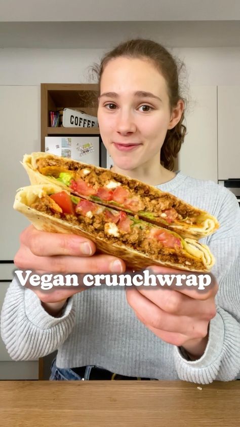 fitgreenmind on Instagram: VEGAN CRUNCHWRAP 🌮 Is this still a burrito? I don’t know but I know that this might be my new favourite lunch! 😋 You’ve got all those… Veggies Sauce, Vegan Crunchwrap, Crunchwrap Recipe, Burrito Bowl Meal Prep, Tofu Recipes Vegan, Vegan Burrito, Nacho Chips, Vegan Challenge, Vegan Mexican Recipes