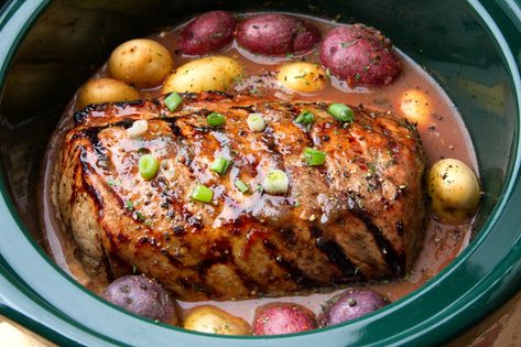 Beer Pot Roast, Roast In Crock Pot, Eye Round Roast, Eye Of Round Roast, Italian Dinners, Slow Cooker Pot Roast Recipes, Eye Of Round, Crockpot Roast Recipes, Roast Beef Dinner