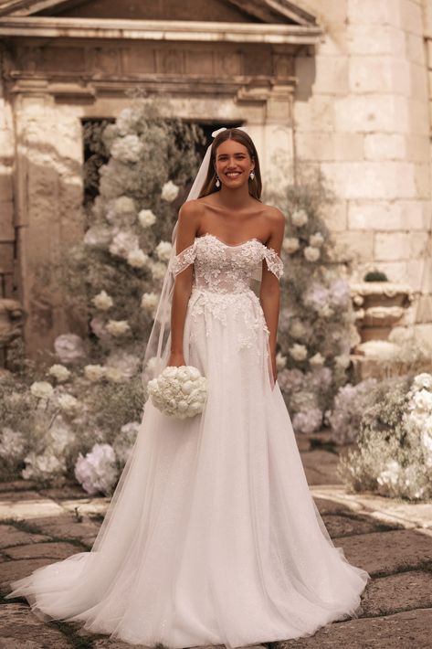 Boho Elegant Wedding Dress, Wedding Dress Inspo Elegant, Wedding Dresses 2025, Ethereal Gown, Ivory Wedding Gown, Fairy Tale Wedding Dress, Pretty Wedding Dresses, Exquisite Gowns, Bridal Elegance