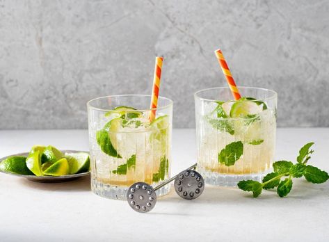 Zelf Virgin mojito maken? Met dit recept van Allerhande zet je een feestje op tafel. Bekijk ingrediënten en bereidingswijze! Mojito Recept, Virgin Mojito, Tequila Sunrise, Mocktails, Mojito, Drinks, Van