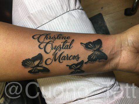 Lettering with Butterflies tattoo. Tattoo Butterfly With Name, Butterfly With Names Tattoo, Name With Butterfly Tattoo, Butterfly Tattoo With Name, Butterfly Tattoo With Words, Shoulder Name Tattoo, Parent Tattoo, Teen Tattoos, Butterfly Name Tattoo