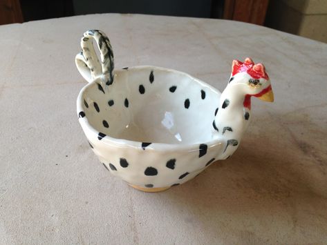 Chicken Pinch Pot, Easter Pottery Ideas, Chicken Pottery, Pinch Pot Ideas, Clay Pinch Pots, Clay Projects For Kids, Pottery Pinch Pot, Easter Pottery, Ceramic Pinch Pots