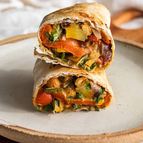 This vegan crispy falafel wrap is like deconstructed falafel. It is covered in a delicious tahini sauce and full of veggies. Falafel Burrito, Vegan Tahini Sauce, Sauce For Falafel, Potato Burritos, Avocado Skillet, Veg Diet, Black Bean Sweet Potato, Falafel Wrap, Spinach Wraps