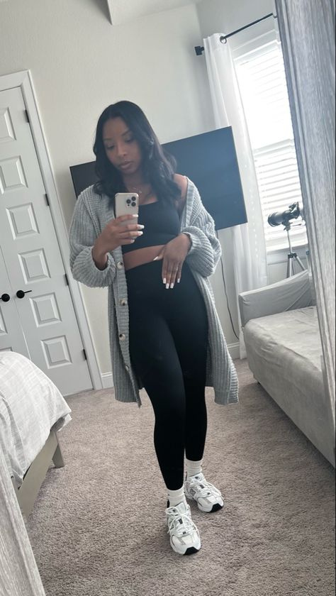 New Balance 530 White Outfit, Grey Cardigan Outfit Black Women, Silver New Balance Outfit, New Balance Outfits Black Women, Athleisure Black Women, New Balance 530 Outfit Black Women, Gray New Balance Outfit Black Women, Gray New Balance Outfit, Outfit With New Balance Sneakers