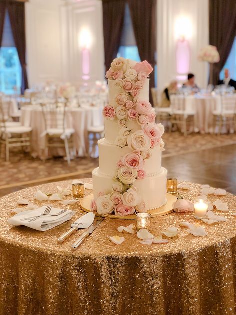 Wedding Cake Rose Gold Blush Pink, Blush Pink Ivory And Gold Wedding, Light Pink And Gold Wedding Theme, Pink White Gold Wedding Cake, Blush Pink Quinceanera Cakes, Pink White And Gold Wedding Cake, Cake Table Quinceanera, Wedding Cakes Pink And White, Blush Pink Quince Cake