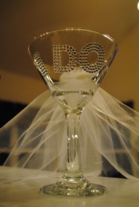 Wedding or bridal shower gift... I could bling anything!!! Mimosa Glasses, Bach Gift, Bridal Shower Bachelorette Party Ideas, Diy Wedding Veil, Bird Wedding, Lingerie Shower, Wedding Glasses, Bridal Shower Gift, Sister Wedding