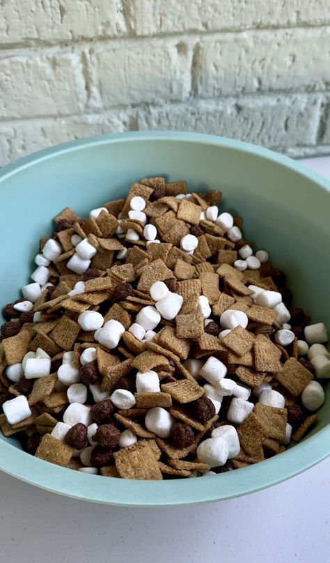 S'mores Snack Mix - Dang That's Sweet S’mores Chex Mix Recipe, Moose Crunch Recipe, Snack Mix No Bake, S’mores Trail Mix Recipe Easy, S’mores Snack Mix Recipe, S’mores Snack, Baby Trail Mix Snacks Ideas, Camping Goodie Bags, Smores Snacks