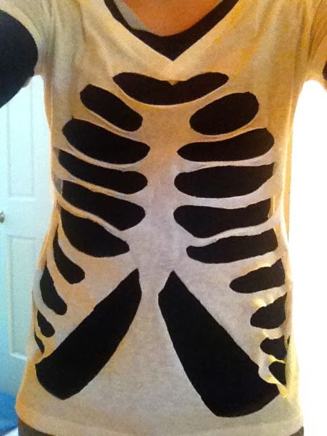 I loved this easy, halloween DIY shirt idea. I got the idea from Martha Stewart's website , although the way I executed this craft (due to t... Diy Halloween Shirts, Halloween Costumes For Work, Halloween Beauty, Boho Halloween, Scary Clown, Halloween Queen, Diy Halloween Costumes Easy, Creative Costumes, Skeleton Shirt