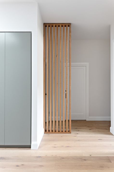 Blushing Bulli — Hemma Half Wall Partition Ideas, Entryway Divider, Basement Suite, Tokyo Apartment, Modern Room Divider, Timber Slats, Divider Design, Home Hall Design, Room Divider Walls