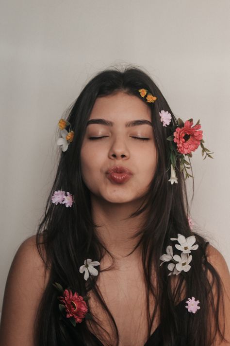 Creative Birthday Self Portraits, Birthday Pic With Flowers, Flowers Self Portrait, Photoshoot Idea With Flowers, Flower Self Portrait Photography, Self Portrait Photography With Flowers, Cute Flower Photoshoot, Flower Birthday Photoshoot Ideas, Birthday Photo Shoot For Women