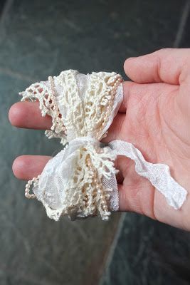 Shabby Chic Garland Diy, Rag Flowers How To Make, Diy Lace Flowers, Lace Flowers Tutorial, Lace Diy Projects, Chirstmas Decor, Making Fabric Flowers, Shabby Chic Jewelry, Shabby Chic Flowers