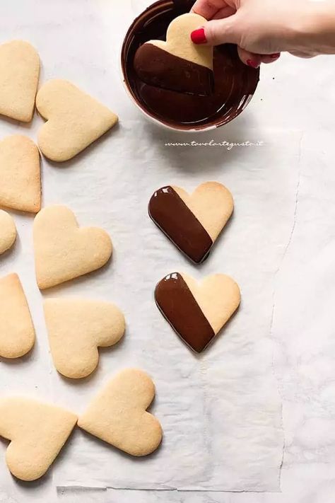 Valentines Day Sugar Cookies, Food Work, Heart Sugar Cookie, Best Sugar Cookie Recipe, Dipped Cookies, Shortbread Cookie Recipe, Best Sugar Cookies, Easy Sugar Cookies, Chocolate Candy Melts