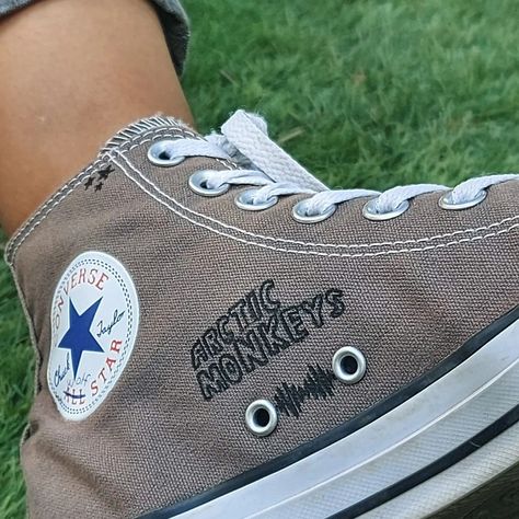 Cute Painting Shoes Ideas, Converse Decorated Diy, Drawing On Shoes Ideas Converse, Arctic Monkeys Converse, Drawn On Converse Grunge, Drawing On Shoes Aesthetic, Drawings On Shoes, Doodles On Converse, Drawing On Shoes Ideas