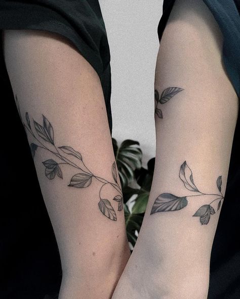 Best Friend Tattoos Plants, Plant Matching Tattoos, Cool Friendship Tattoos, Best Friend Plant Tattoos, Matching Plant Tattoos For Best Friends, Matching Plant Tattoos, Matching Nature Tattoos, Tattoo Friendship, Small Friendship Tattoos