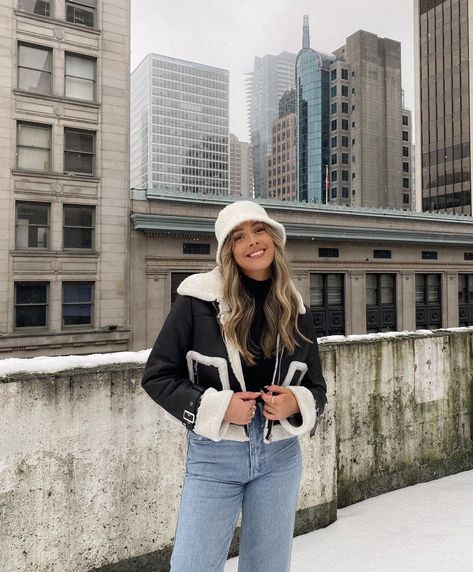 White Hat Winter Outfit, Nyc Aesthetic Winter, Hat Outfit Winter, Poland Trip, Winter In The City, Nyc Vibes, Outfits Paris, Fuzzy Bucket Hat, Nyc Outfits