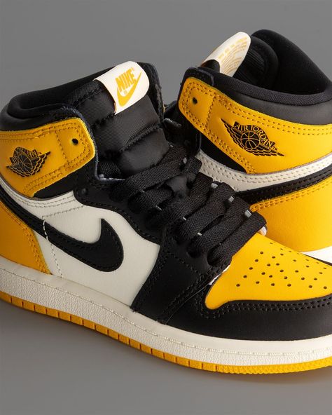 Jordans Yellow, Yellow Jordans, Tenis Nike Jordan, Jordan 1 Yellow, Creative Bookcases, Nike Fashion Shoes, Nike Shoes Girls, Yellow Sneakers, Yellow Nikes