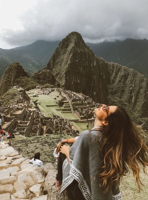 Machu Pichu Travel, Machu Picchu Outfit, Machu Picchu Photography, Cusco Travel, Peru Travel Guide, Travel Pose, South America Destinations, Machu Picchu Peru, Adventure Travel Explore