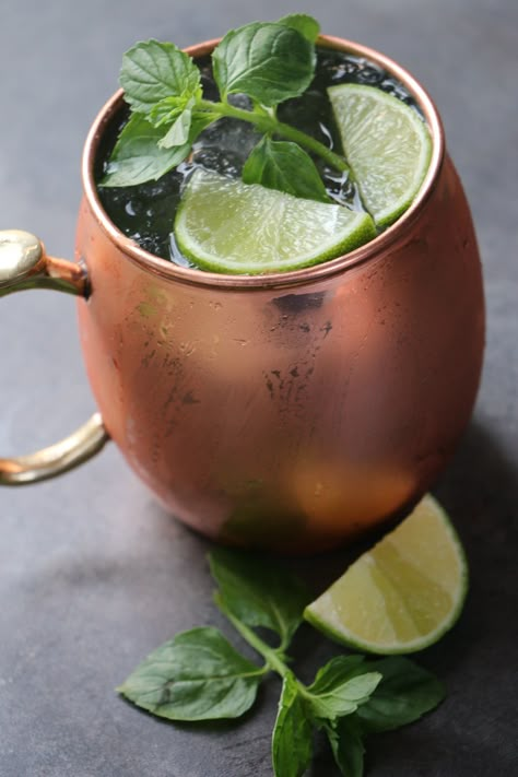 Moscow mule - Vodka, ginger beer, lime juice local favorite #bozeman #montana #cocktails Moscow Mule Drink, Glace Fruit, Moscow Mules, Moscow Mule Recipe, Copper Mug, Mule Recipe, Classic Cocktail Recipes, Copper Mugs, Moscow Mule