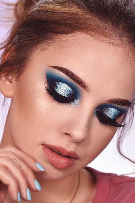 Blue Glitter Smokey Makeup Idea #blueshadow Do you know what Christmas makeup you will rock this long-awaited eve?  Our simple, yet creative pics will be your little beauty hints: shimmer  ideas for light complexions, glitter ideas for dark skin tones, and lots  of inspiring pics for your festive look are here! See more: https://glaminati.com/glitter-christmas-makeup/  #christmas #christmasmakeup #glaminati #lifestyle Holiday Makeup Looks Christmas, Glitter Ideas, Creative Pics, Inspiring Pics, Amazing Wedding Makeup, Makeup Cantik, Smokey Makeup, Christmas Eye Makeup, Makeup Christmas