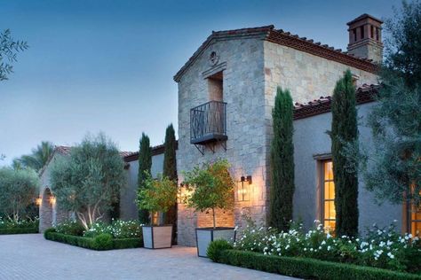 Northern Italian Style Villa-Gordon Stein Design-20-1 Kindesign Rustic Italian Home, Mediterranean Homes Exterior, Concept Model, Villa Style, Mediterranean Architecture, Mediterranean Style Homes, Tuscan Design, Rustic Italian, Tuscan Villa