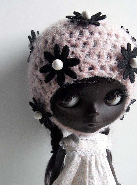 Bambina Carabina Blythe Dolls Black, Blythe Dolls Black Dark Skin, Blythe Doll Black Hair Tan Skin, Blythe Dolls Black Hair Asian, Blythe Dolls Black Hair Glasses, I Fall To Pieces, Mysterious Girl, Doll Aesthetic, Mini Scrapbook