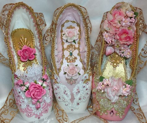 Pretty in Pink decorated pointe shoes by DesignsEnPointe Pretty Pointe Shoes, Nutcracker Pointe Shoes, Decorated Pointe Shoes Nutcrackers, Pointe Shoes Decorated, Decorated Pointe Shoes, Altered Shoes, Point Shoe, Fairy Window, Ballet Christmas