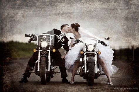 Love this pic Motorcycle Wedding Pictures, Harley Davidson Wedding, Motorcycle Wedding, Biker Wedding, Biker Couple, Image Moto, Biker Love, Biker Life, Biker Chick