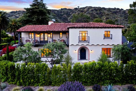 Home of the Week: Fully refreshed in Eagle Rock - Los Angeles Times Spanish Style House Exterior, Modern Spanish Farmhouse, Spanish Style Home Exterior, Modern Spanish Style Homes, Santa Barbara House, Modern Spanish Style, Spanish Farmhouse, Oasis Springs, Exterior Paint Ideas