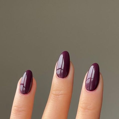 October Purple Nails, Purple Burgundy Nails, Plum Almond Nails, Plum Fall Nails, Plum Purple Nails, Plum Nail Color, Fall Nails Purple, Essie Bahama Mama, Mama Ring