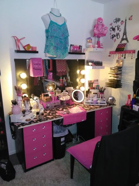 Y2k Vanity Ideas, Trashy Y2k Vanity, Mcbling Vanity, Y2k Vanity, Trashy Y2k Bedroom, 2000s Bedroom, Barbie Rooms, 2000s Room, Y2k Bedroom