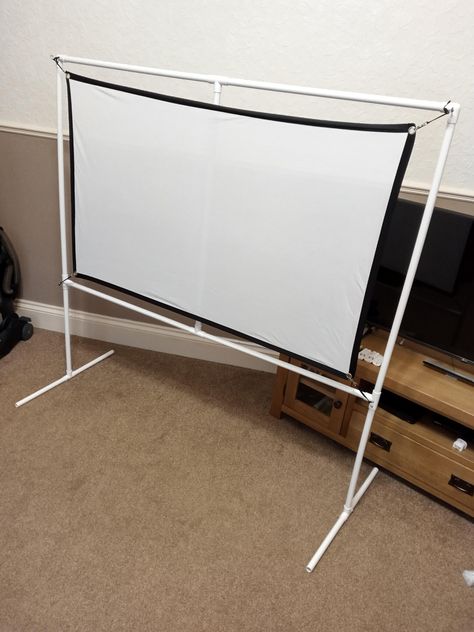 Diy Projector Screen Stand, Projector Stand Ideas, Backyard Projector Screen, Make Projector, Diy Backyard Movie Screen, Diy Projector Screen, Projector Screen Ideas, Homemade Projector, Backyard Movie Screen